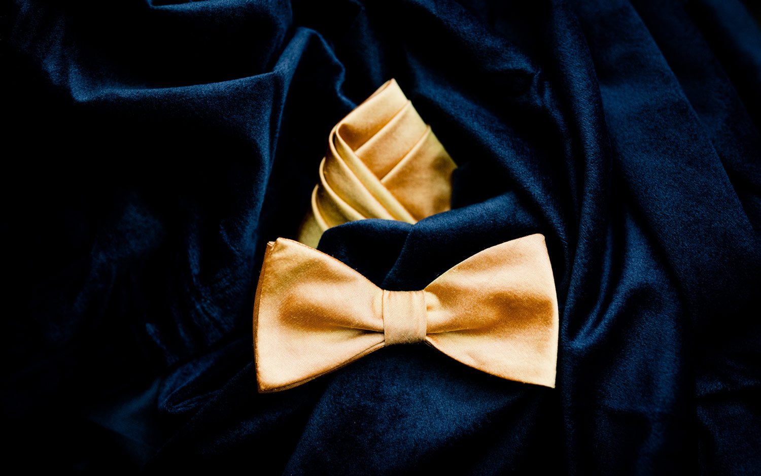 Calmus Ensemble in dunkelblauer Bühnenkleidung von Marillon Couture, Fliege und Einstecktuch in Gold für die Herren