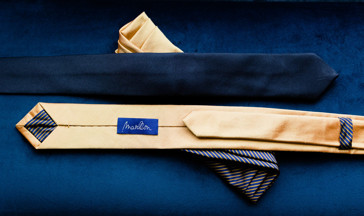 Calmus Ensemble in dunkelblauer Bühnenkleidung von Marillon Couture, Accessoires für die Herren